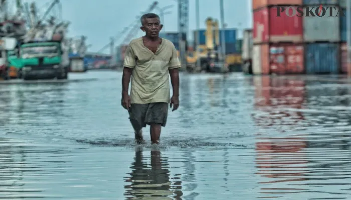 Banjir rob merendam kawasan Pelabuhan Sunda Kelapa, Jakarta Utara, Senin (06/12/2021). Meski begitu warga tetap beraktivitas dan sejumlah truk tetap melintas. (foto: Poskota/Ahmad Tri Hawaari)