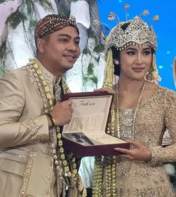 Pernikahan Ade Govinda dan India Risa memilih Riyal sebagai mas kawin. (Tangkap layar/Instagram/@insertlive)