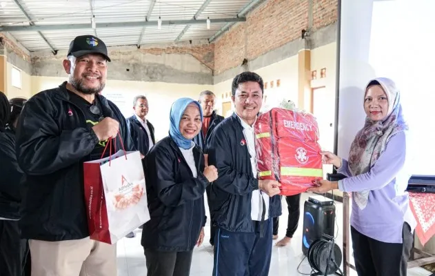 Foto: Komisaris Utama Admedika, Torkis Ropinda Sihombing (kedua dari kanan) menyerahkan secara simbolis paket kesehatan posyandu kepada Kader Kesehatan Dusun Jetis, Sri (paling kanan) disaksikan oleh Komisaris AdMedika, Guntur Setyanto (paling kiri) dan CEO AdMedika, Dwi Sulistiani (kedua dari kiri) pada program PodjokSehat, berkolaborasi dengan Puskesmas Colomadu II, Dusun Jetis, Desa Puspan Blulukan Colomadu, Jawa Tengah, beberapa waktu lalu.(Ist.)