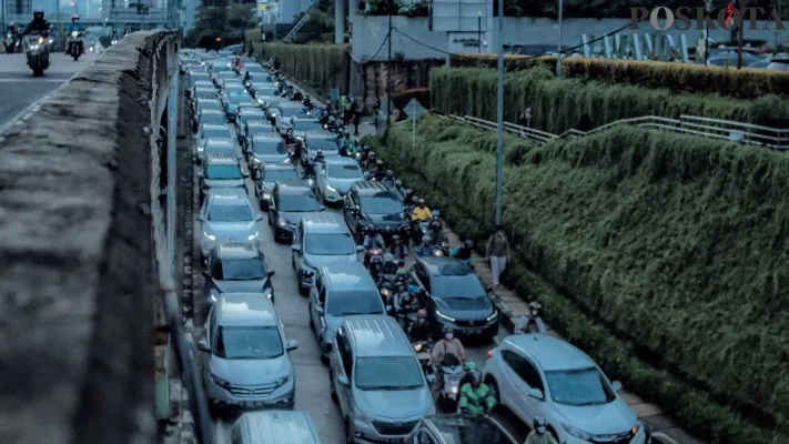 Dishub DKI Jakarta beberkan penyebab kemacetan horor yang terjadi di jalan TB Simatupang. Poskota/Ahmad Tri Hawaari