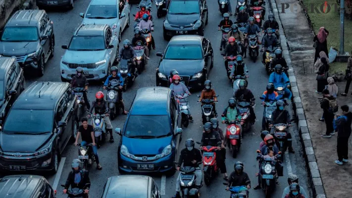 Urai kemacetan, Pemprov DKI Jakarta diminta terapkan aturan ganjil genap di TB Simatupang. Poskota/Ahmad Tri Hawaari