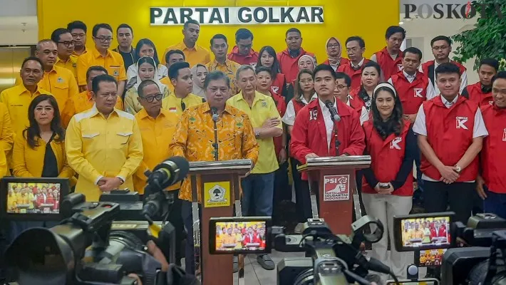 Ketua Umum Partai Golkar Airlangga Hartarto beserta elit partai menggelar pertemuan dengan Ketua Umum PSI Kaesang Pangarep serta elit partai di Kantor DPP Partai Golkar, Slipi, Jakarta Barat, Kamis (11/7/2024). Pertemuan tersebut merupakan silaturahmi antar kedua partai guna membahas potensi kolaborasi dalam Pilkada serentak 2024. Poskota/Ahmad Tri Hawaari