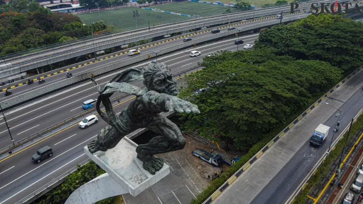 Patung dirgantara di kawasan Pancoran, Jakarta Selatan. (Poskota/Ahmad Tri Hawaari)