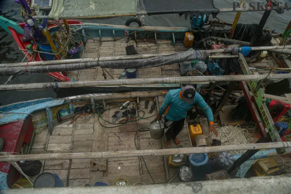 Aktivitas sejumlah nelayan saat menghadapi cuaca buruk di Perkampungan Nelayan Kalibaru, Cilincing, Jakarta Utara, Senin, 16 Desember 2024. (Poskota/ Ahmad Tri Hawaari)