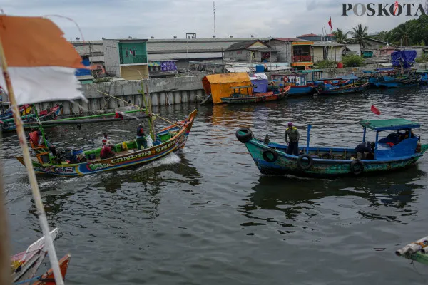 Aktivitas sejumlah nelayan saat menghadapi cuaca buruk di Perkampungan Nelayan Kalibaru, Cilincing, Jakarta Utara, Senin, 16 Desember 2024. (Poskota/ Ahmad Tri Hawaari)