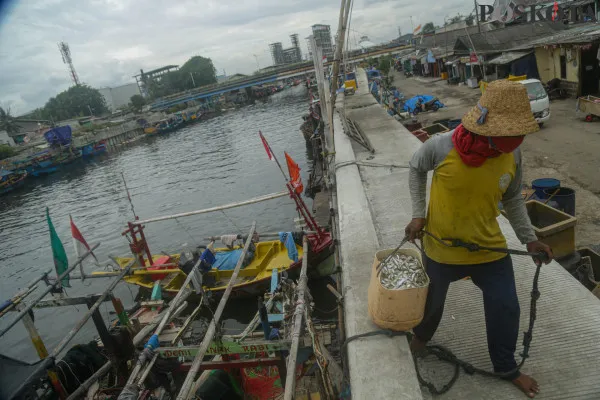 Aktivitas sejumlah nelayan saat menghadapi cuaca buruk di Perkampungan Nelayan Kalibaru, Cilincing, Jakarta Utara, Senin, 16 Desember 2024. (Poskota/ Ahmad Tri Hawaari)