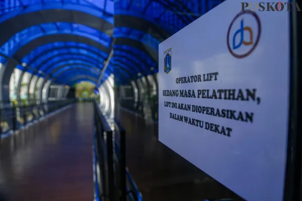 Warga saat melintasi di Jembatan Penyeberangan Orang (JPO) Mas Mansyur, Tanah Abang, Jakarta Pusat, Selasa, 17 Desember 2024. (Poskota/ Ahmad Tri Hawaari)
