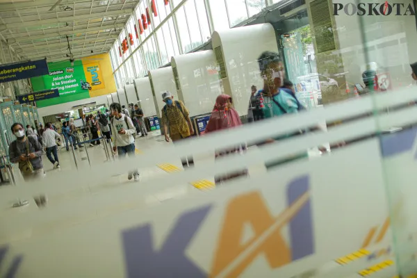 Calon penumpang kereta api saat mengantre masuk ke peron dan gerbong kereta di Stasiun Pasar Senen, Senen, Jakarta Pusat, Selasa, 17 Desember 2024. (Poskota/ Ahmad Tri Hawaari)