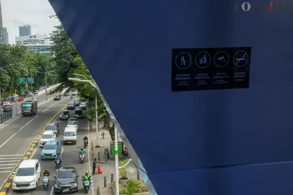 Warga saat melintasi di Jembatan Penyeberangan Orang (JPO) Mas Mansyur, Tanah Abang, Jakarta Pusat, Selasa, 17 Desember 2024. (Poskota/ Ahmad Tri Hawaari)