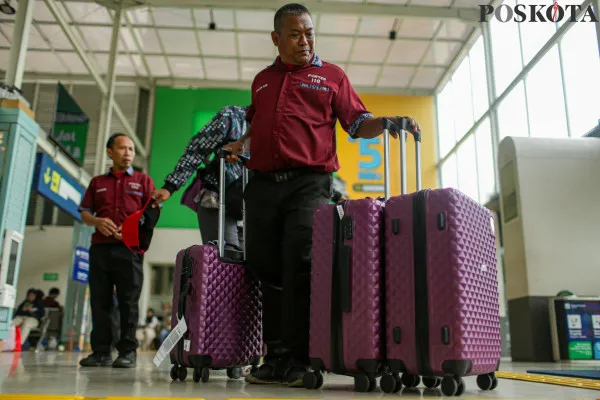 Calon penumpang kereta api saat mengantre masuk ke peron dan gerbong kereta di Stasiun Pasar Senen, Senen, Jakarta Pusat, Selasa, 17 Desember 2024. (Poskota/ Ahmad Tri Hawaari)