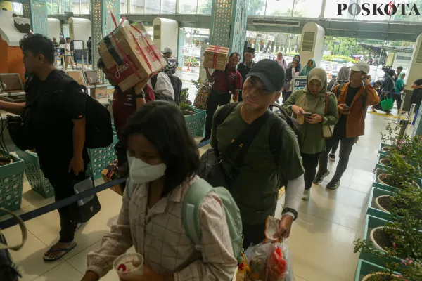 Calon penumpang kereta api saat mengantre masuk ke peron dan gerbong kereta di Stasiun Pasar Senen, Senen, Jakarta Pusat, Selasa, 17 Desember 2024. (Poskota/ Ahmad Tri Hawaari)