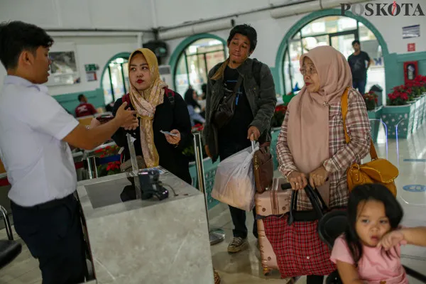 Calon penumpang kereta api saat mengantre masuk ke peron dan gerbong kereta di Stasiun Pasar Senen, Senen, Jakarta Pusat, Selasa, 17 Desember 2024. (Poskota/ Ahmad Tri Hawaari)