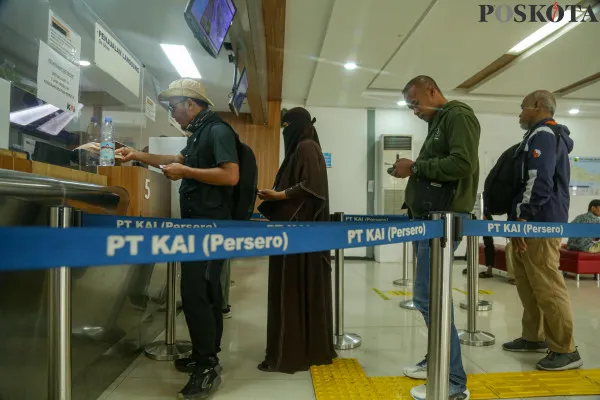 Calon penumpang kereta api saat mengantre masuk ke peron dan gerbong kereta di Stasiun Pasar Senen, Senen, Jakarta Pusat, Selasa, 17 Desember 2024. (Poskota/ Ahmad Tri Hawaari)