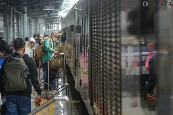 Calon penumpang kereta api saat mengantre masuk ke peron dan gerbong kereta di Stasiun Pasar Senen, Senen, Jakarta Pusat, Selasa, 17 Desember 2024. (Poskota/ Ahmad Tri Hawaari)