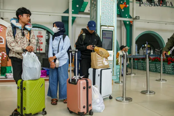 Calon penumpang kereta api saat mengantre masuk ke peron dan gerbong kereta di Stasiun Pasar Senen, Senen, Jakarta Pusat, Selasa, 17 Desember 2024. (Poskota/ Ahmad Tri Hawaari)