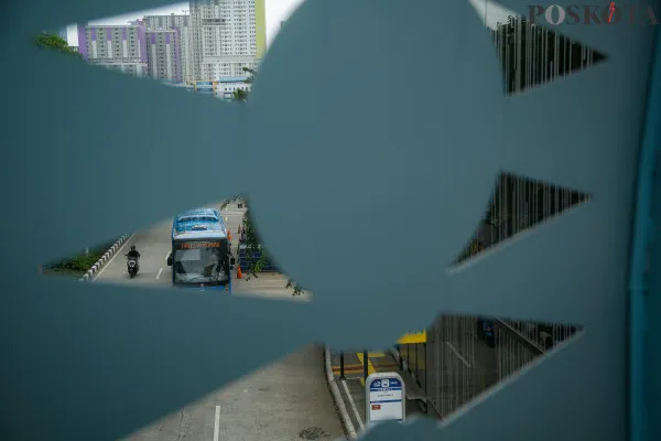 Warga saat melintasi Jembatan Penyeberangan Orang (JPO) Sunter Muara, Sunter, Jakarta Utara, Rabu, 18 Desember 2024. (Poskota/ Ahmad Tri Hawaari)