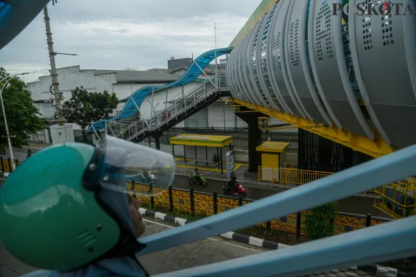 Warga saat melintasi Jembatan Penyeberangan Orang (JPO) Sunter Muara, Sunter, Jakarta Utara, Rabu, 18 Desember 2024. (Poskota/ Ahmad Tri Hawaari)