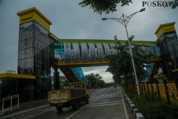 Warga saat melintasi Jembatan Penyeberangan Orang (JPO) Sunter Muara, Sunter, Jakarta Utara, Rabu, 18 Desember 2024. (Poskota/ Ahmad Tri Hawaari)