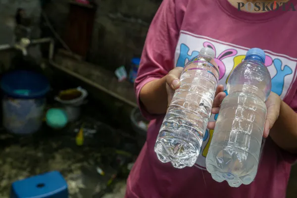 Sejumlah warga RT 02 RW 12 Lagoa dan RT 05 RW 05 Cilincing saat memperlihatkan perbandingan air minum kemasan (kiri) dan air PAM yng tidak layak konsumsi di kawasan Jakarta Utara, Rabu, 18 Desember 2024. (Poskota/ Ahmad Tri Hawaari)