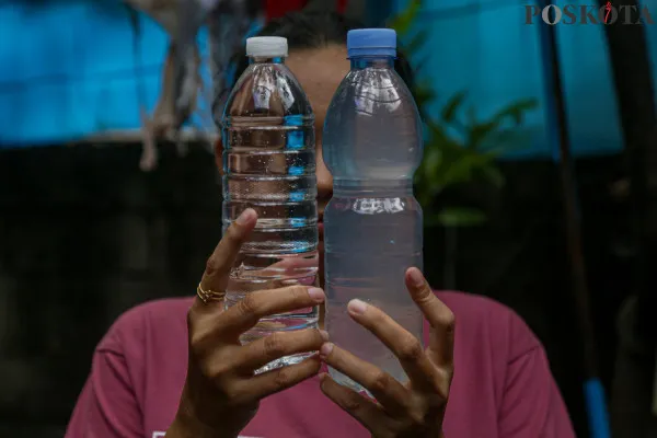Sejumlah warga RT 02 RW 12 Lagoa dan RT 05 RW 05 Cilincing saat memperlihatkan perbandingan air minum kemasan (kiri) dan air PAM yng tidak layak konsumsi di kawasan Jakarta Utara, Rabu, 18 Desember 2024. (Poskota/ Ahmad Tri Hawaari)