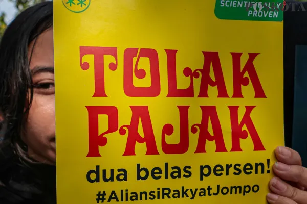 K-Popers dan Mahasiswa Tolak PPN 12 Persen di Depan Istana