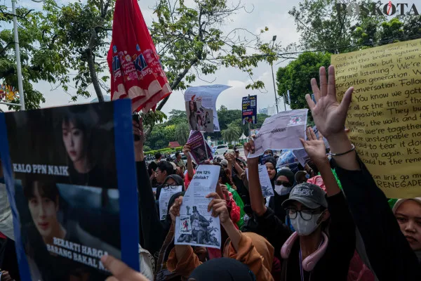 Massa aksi dari berbagai elemen mulai dari Mahasiswa hingga K-Popers saat menggelar aksi unjuk rasa di depan Istana Negara, Medan Merdeka Utara, Jakarta Pusat, Kamis, 19 Desember 2024. (Poskota/ Ahmad Tri Hawaari)