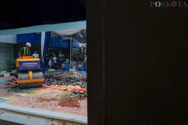 Kepala Kanwil Bea Cukai Jakarta, Rusman Hadi bersama Kapolda Metro Jaya Irjen Karyoto saat melakukan pemusnahan barang bukti hasil penindakan di Kantor Wilayah Bea Cukai, Gunung Sahari, Jakarta Pusat, Kamis, 19 Desember 2024. (Poskota/ Ahmad Tri Hawaari)
