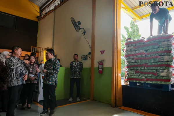 Pj Gubernur DKI Jakarta, Teguh Setyabudi, saat meninjau stok beras di gudang beras Food Station, Cipinang, Jakarta Timur, Kamis, 19 Desember 2024.