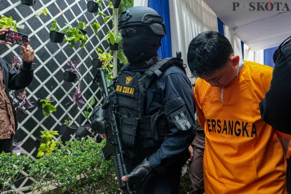 Kepala Kanwil Bea Cukai Jakarta, Rusman Hadi bersama Kapolda Metro Jaya Irjen Karyoto saat melakukan pemusnahan barang bukti hasil penindakan di Kantor Wilayah Bea Cukai, Gunung Sahari, Jakarta Pusat, Kamis, 19 Desember 2024. (Poskota/ Ahmad Tri Hawaari)