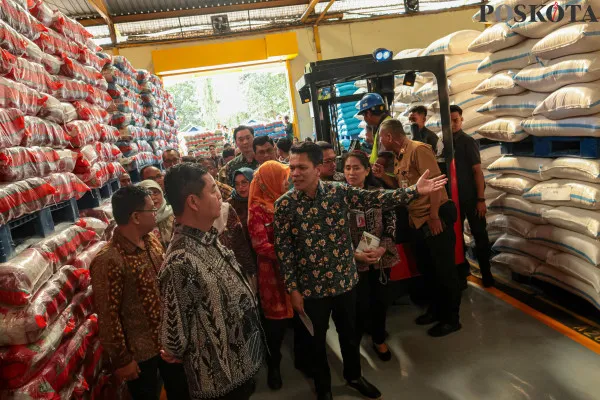Pj Gubernur DKI Jakarta, Teguh Setyabudi, saat meninjau stok beras di gudang beras Food Station, Cipinang, Jakarta Timur, Kamis, 19 Desember 2024.
