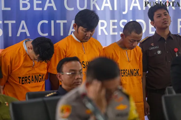 Kepala Kanwil Bea Cukai Jakarta, Rusman Hadi bersama Kapolda Metro Jaya Irjen Karyoto saat melakukan pemusnahan barang bukti hasil penindakan di Kantor Wilayah Bea Cukai, Gunung Sahari, Jakarta Pusat, Kamis, 19 Desember 2024. (Poskota/ Ahmad Tri Hawaari)