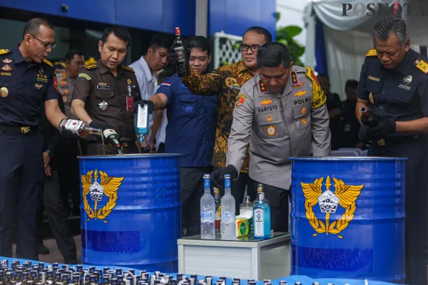 Kepala Kanwil Bea Cukai Jakarta, Rusman Hadi bersama Kapolda Metro Jaya Irjen Karyoto saat melakukan pemusnahan barang bukti hasil penindakan di Kantor Wilayah Bea Cukai, Gunung Sahari, Jakarta Pusat, Kamis, 19 Desember 2024. (Poskota/ Ahmad Tri Hawaari)