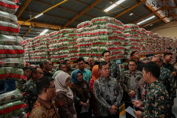 Pj Gubernur DKI Jakarta, Teguh Setyabudi, saat meninjau stok beras di gudang beras Food Station, Cipinang, Jakarta Timur, Kamis, 19 Desember 2024.