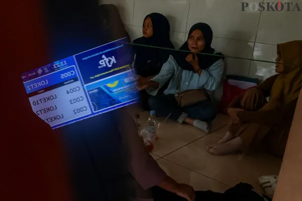 Sejumlah orang tua peserta didik saat menunggu antrean pengaduan terkait pembatalan KJP Plus di Kantor Dinas Pendidikan Unit Pelayanan Pendanaan Personal dan Operasional Pendidikan, Rawa Bunga, Jatinegara Timur, Jakarta Timur, Kamis, 19 Desember 2024. (Poskota/ Ahmad Tri Hawaari)