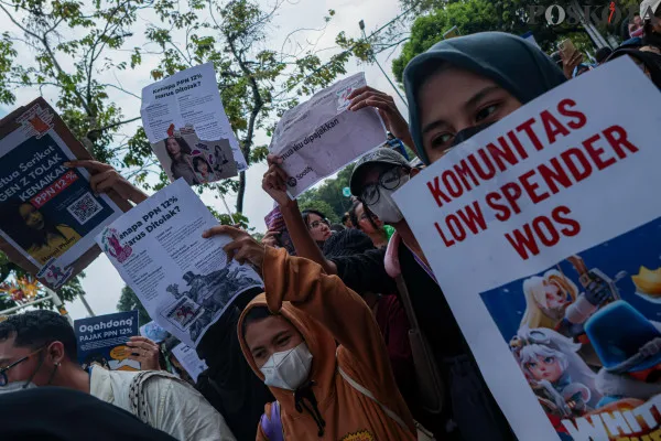 Massa aksi dari berbagai elemen mulai dari Mahasiswa hingga K-Popers saat menggelar aksi unjuk rasa di depan Istana Negara, Medan Merdeka Utara, Jakarta Pusat, Kamis, 19 Desember 2024. (Poskota/ Ahmad Tri Hawaari)