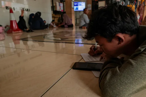 Sejumlah orang tua peserta didik saat menunggu antrean pengaduan terkait pembatalan KJP Plus di Kantor Dinas Pendidikan Unit Pelayanan Pendanaan Personal dan Operasional Pendidikan, Rawa Bunga, Jatinegara Timur, Jakarta Timur, Kamis, 19 Desember 2024. (Poskota/ Ahmad Tri Hawaari)