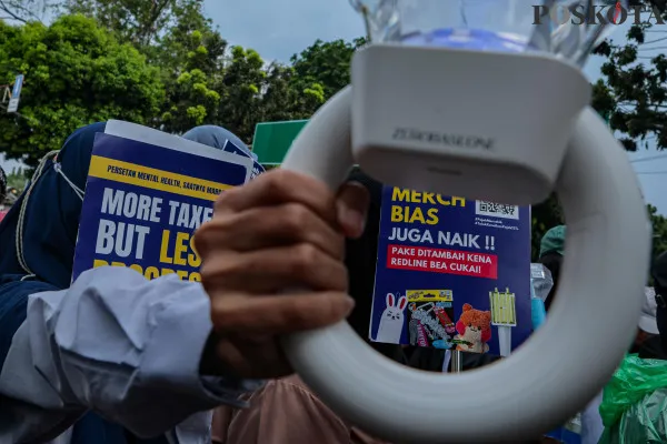 Massa aksi dari berbagai elemen mulai dari Mahasiswa hingga K-Popers saat menggelar aksi unjuk rasa di depan Istana Negara, Medan Merdeka Utara, Jakarta Pusat, Kamis, 19 Desember 2024. (Poskota/ Ahmad Tri Hawaari)