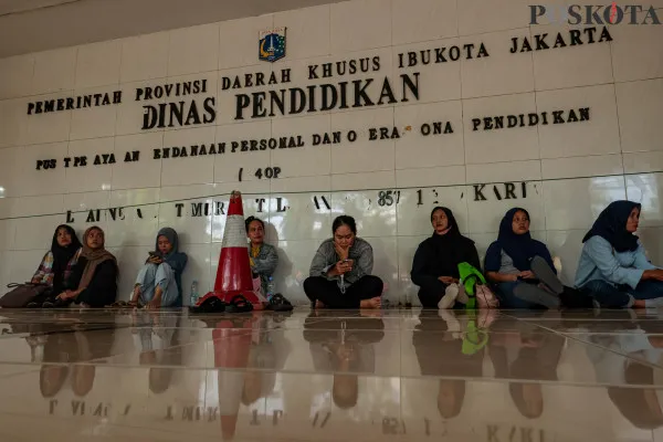 Sejumlah orang tua peserta didik saat menunggu antrean pengaduan terkait pembatalan KJP Plus di Kantor Dinas Pendidikan Unit Pelayanan Pendanaan Personal dan Operasional Pendidikan, Rawa Bunga, Jatinegara Timur, Jakarta Timur, Kamis, 19 Desember 2024. (Poskota/ Ahmad Tri Hawaari)