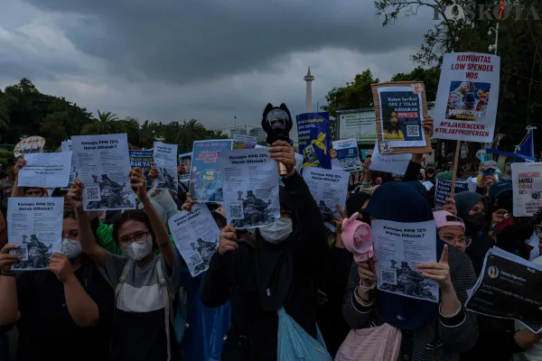 Massa aksi dari berbagai elemen mulai dari Mahasiswa hingga K-Popers saat menggelar aksi unjuk rasa di depan Istana Negara, Medan Merdeka Utara, Jakarta Pusat, Kamis, 19 Desember 2024. (Poskota/ Ahmad Tri Hawaari)