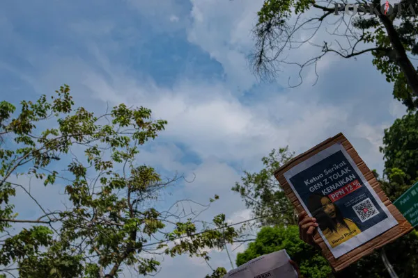 Massa aksi dari berbagai elemen mulai dari Mahasiswa hingga K-Popers saat menggelar aksi unjuk rasa di depan Istana Negara, Medan Merdeka Utara, Jakarta Pusat, Kamis, 19 Desember 2024. (Poskota/ Ahmad Tri Hawaari)