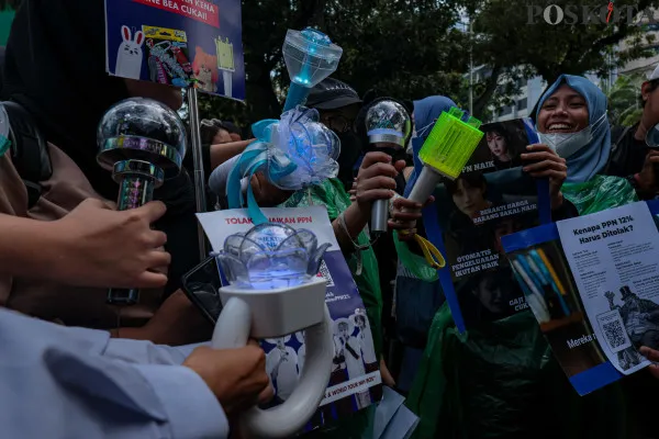 Massa aksi dari berbagai elemen mulai dari Mahasiswa hingga K-Popers saat menggelar aksi unjuk rasa di depan Istana Negara, Medan Merdeka Utara, Jakarta Pusat, Kamis, 19 Desember 2024. (Poskota/ Ahmad Tri Hawaari)