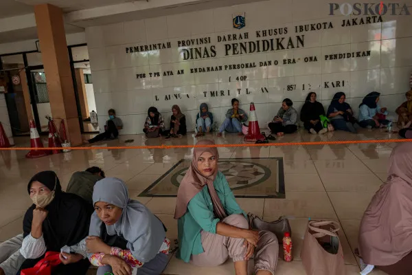 Sejumlah orang tua peserta didik saat menunggu antrean pengaduan terkait pembatalan KJP Plus di Kantor Dinas Pendidikan Unit Pelayanan Pendanaan Personal dan Operasional Pendidikan, Rawa Bunga, Jatinegara Timur, Jakarta Timur, Kamis, 19 Desember 2024. (Poskota/ Ahmad Tri Hawaari)