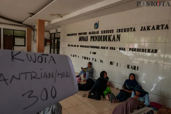 Sejumlah orang tua peserta didik saat menunggu antrean pengaduan terkait pembatalan KJP Plus di Kantor Dinas Pendidikan Unit Pelayanan Pendanaan Personal dan Operasional Pendidikan, Rawa Bunga, Jatinegara Timur, Jakarta Timur, Kamis, 19 Desember 2024. (Poskota/ Ahmad Tri Hawaari)