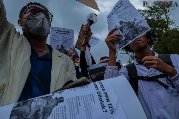 Massa aksi dari berbagai elemen mulai dari Mahasiswa hingga K-Popers saat menggelar aksi unjuk rasa di depan Istana Negara, Medan Merdeka Utara, Jakarta Pusat, Kamis, 19 Desember 2024. (Poskota/ Ahmad Tri Hawaari)