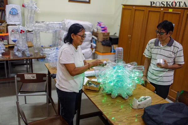 Pohon Natal dari Botol Plastik
