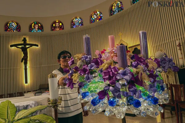 Umat gereja saat menyelesaikan pembuatan pohon natal dan sejumlah binatang dari barang bekas berupa botol plastik menjelang perayaan Natal 2024 di Gereja Santa Theresia, Gondangdia, Jakarta Pusat, Jumat, 20 Desember 2024. (Poskota/ Ahmad Tri Hawaari)