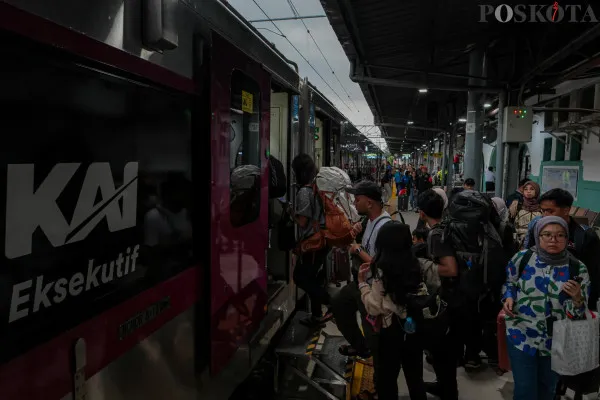 Calon penumpang kereta api mengantre sebelum keberangkatan saat arus mudik jelang libur Nataru di Stasiun Pasar Senen, Senen, Jakarta Pusat, Jumat, 20 Desember 2024. (Poskota/ Ahmad Tri Hawaari)