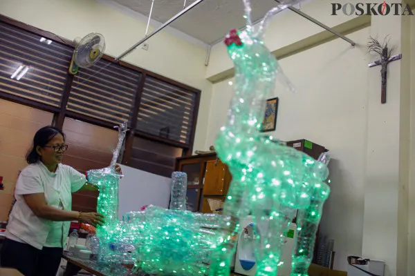 Umat gereja saat menyelesaikan pembuatan pohon natal dan sejumlah binatang dari barang bekas berupa botol plastik menjelang perayaan Natal 2024 di Gereja Santa Theresia, Gondangdia, Jakarta Pusat, Jumat, 20 Desember 2024. (Poskota/ Ahmad Tri Hawaari)