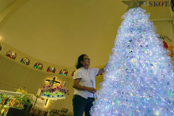 Umat gereja saat menyelesaikan pembuatan pohon natal dan sejumlah binatang dari barang bekas berupa botol plastik menjelang perayaan Natal 2024 di Gereja Santa Theresia, Gondangdia, Jakarta Pusat, Jumat, 20 Desember 2024. (Poskota/ Ahmad Tri Hawaari)