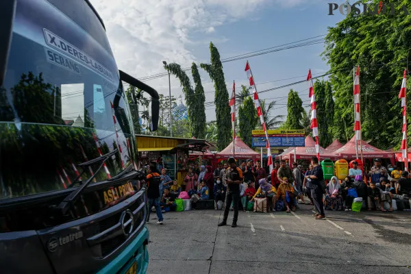 Sejumlah calon penumpang memadati kawasan terminal bus sesaat sebelum keberangkatan di Terminal Kalideres, Jakarta Barat, Minggu, 22 Desember 2024. (Poskota/ Ahmad Tri Hawaari)
